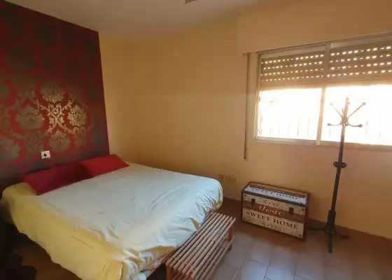 Habitación en piso compartido de 3 habitaciones en Alicante, gastos incluidos, ideal para profesionales o estudiantes. en Alicante (Alacant)