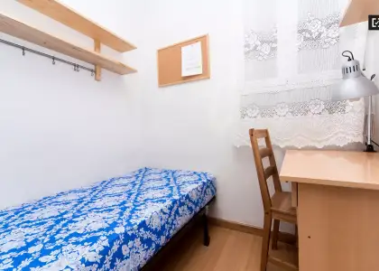 Habitación en piso compartido de 3 habitaciones en alquiler en Arapiles, ideal para mujeres y estudiantes. en Madrid