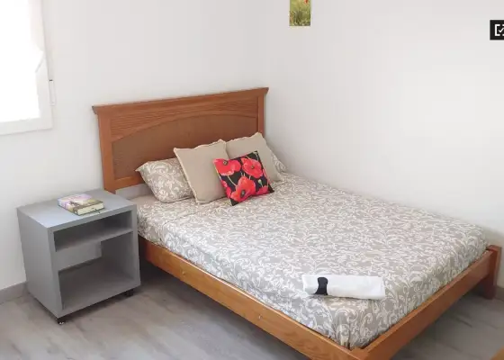 Habitación en piso compartido de 3 habitaciones en Getafe, Madrid, ideal para parejas.