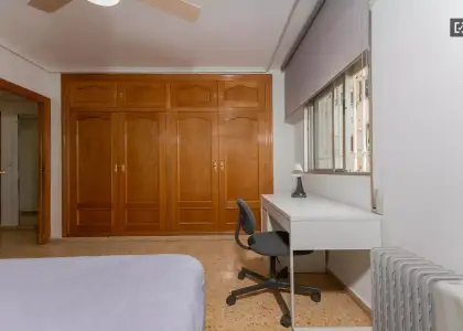 Habitación en piso compartido de 4 habitaciones en alquiler en Els Orriols en Valencia
