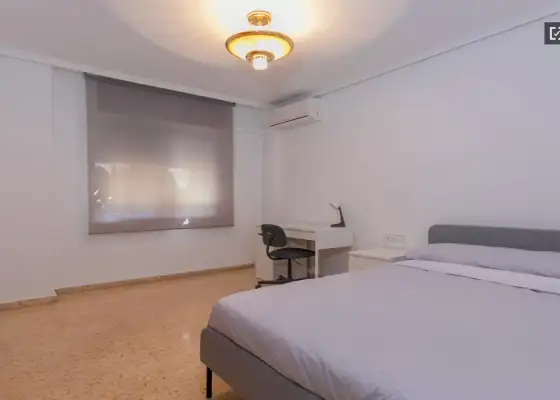 Habitación en piso compartido de 4 habitaciones en alquiler en Els Orriols en Valencia
