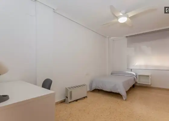 Habitación en piso compartido de 4 habitaciones en alquiler en Els Orriols en Valencia