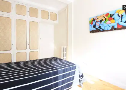 Habitación en piso compartido de 5 habitaciones en Castellana, con gastos incluidos, ideal para profesionales y estudiantes. en Madrid