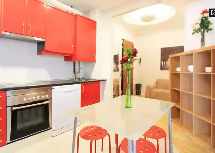 Habitación en piso compartido de 5 habitaciones en Castellana, con gastos incluidos, ideal para profesionales y estudiantes. en Madrid