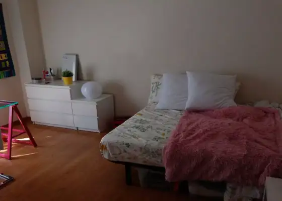 Habitación en piso compartido de 5 habitaciones en Zaragoza, solo para mujeres, profesionales.