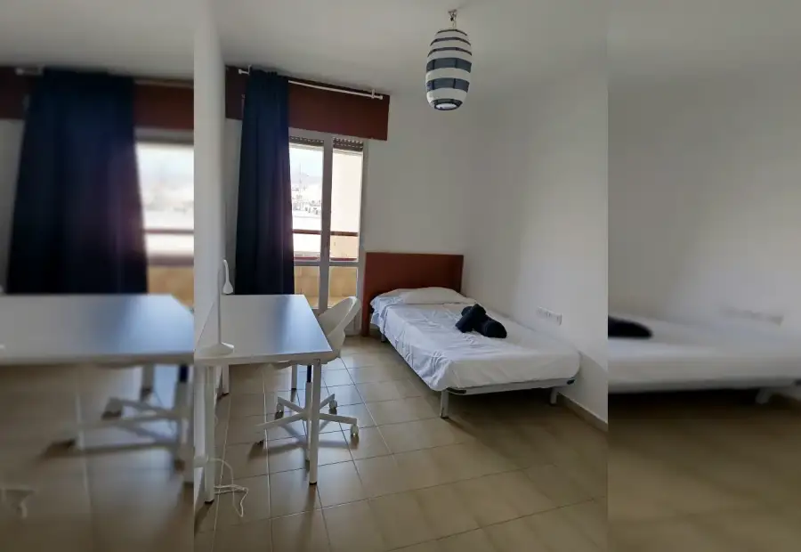 Habitación en piso compartido de 6 habitaciones en Oliveros, ideal para profesionales y estudiantes. en Almería