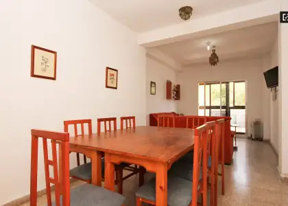 Habitación en un apartamento compartido de 15 habitaciones en alquiler en Pajaritos, ideal para mujeres y profesionales. en Granada