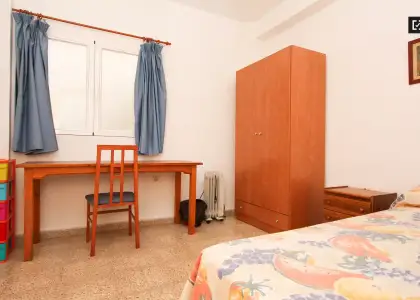 Habitación en un apartamento compartido de 15 habitaciones en alquiler en Pajaritos, ideal para mujeres y profesionales. en Granada