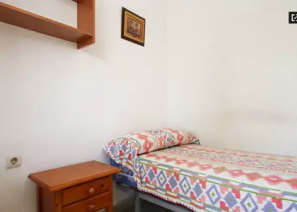 Habitación en un apartamento compartido de 15 habitaciones en alquiler en Pajaritos, ideal para mujeres y profesionales. en Granada