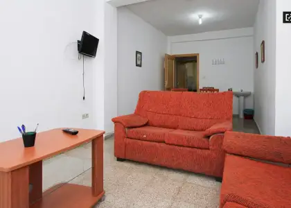 Habitación en un apartamento compartido de 15 habitaciones en alquiler en Pajaritos, ideal para mujeres y profesionales. en Granada