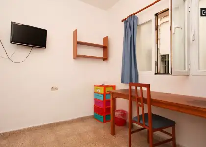 Habitación en un apartamento compartido de 15 habitaciones en alquiler en Pajaritos, ideal para mujeres y profesionales. en Granada