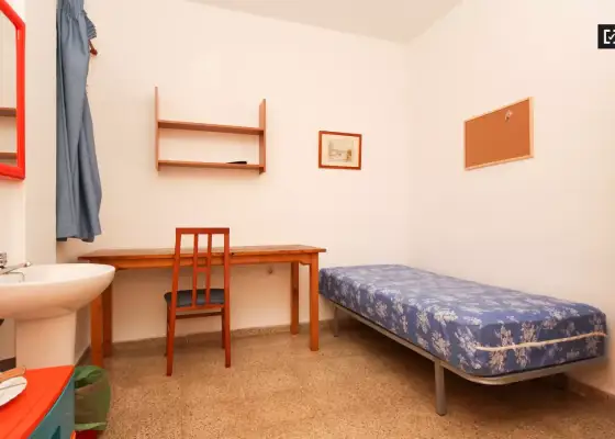 Habitación en un apartamento compartido de 15 habitaciones en alquiler en Pajaritos, ideal para mujeres y profesionales. en Granada