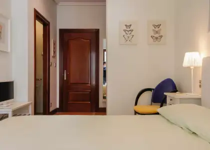 Habitación en un apartamento compartido de 4 dormitorios en alquiler en Abando, gastos incluidos, perfecto para profesionales y estudiantes en Bilbao