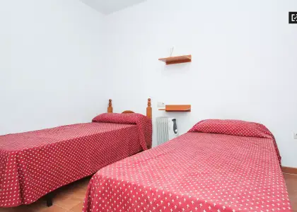 Habitación en un piso compartido de 11 habitaciones en alquiler en Centro-Sagrario, ideal para mujeres y profesionales. en Granada