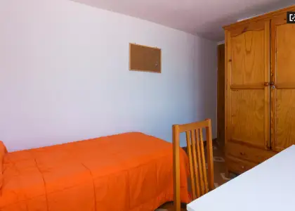Habitación en un piso compartido de 12 habitaciones en alquiler en Centro-Sagrario, ideal para mujeres. en Granada