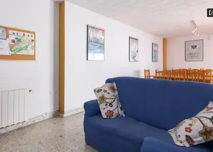 Habitación en un piso compartido de 12 habitaciones en alquiler en Centro-Sagrario, ideal para mujeres. en Granada