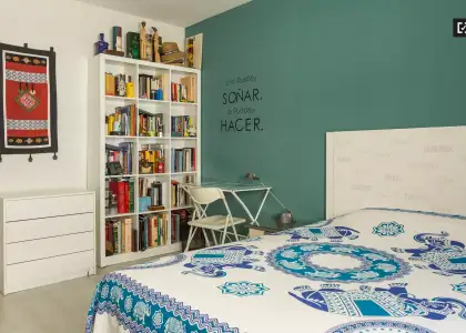 Habitación en un piso compartido de 3 habitaciones en alquiler en Vallehermoso. en Madrid