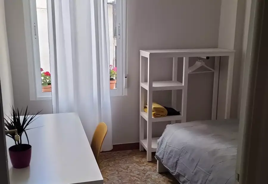 Habitación en un piso compartido de 4 habitaciones en alquiler en Alicante, ideal para mujeres. en Alicante (Alacant)