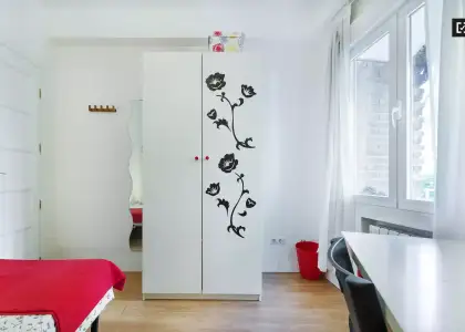 Habitación en un piso compartido de 4 habitaciones en alquiler en Embajadores, ideal para profesionales y estudiantes. en Madrid