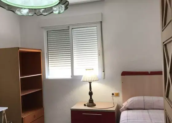 Habitación en un piso compartido de 4 habitaciones en Murcia, ideal para estudiantes.