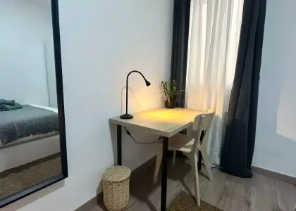 Habitación en un piso compartido de 5 habitaciones en Embajadores, todos los gastos incluidos, solo para profesionales y estudiantes. en Madrid