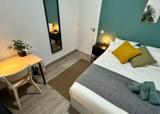 Habitación en un piso compartido de 5 habitaciones en Embajadores, todos los gastos incluidos, solo para profesionales y estudiantes. en Madrid