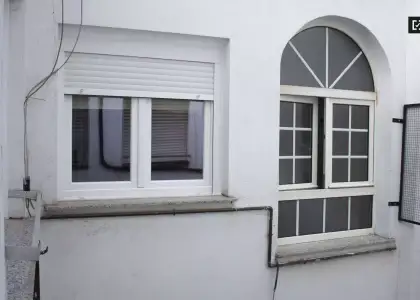 Habitación en un piso compartido de 5 habitaciones en Justicia, no se admiten parejas. en Madrid