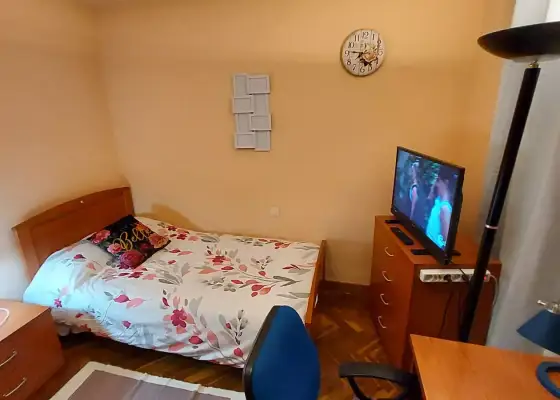 Habitación en un piso compartido de 5 habitaciones en Salamanca, con gastos incluidos, ideal para mujeres profesionales o estudiantes.