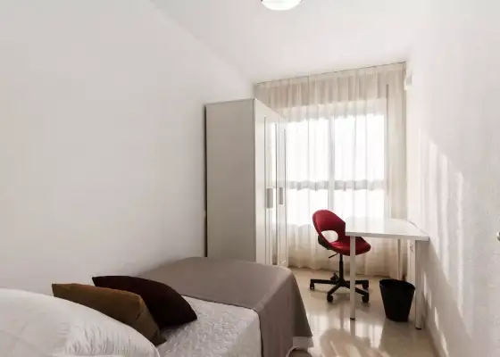 Habitación en un piso compartido de 6 habitaciones en Alicante, ideal para estudiantes. en Alicante (Alacant)