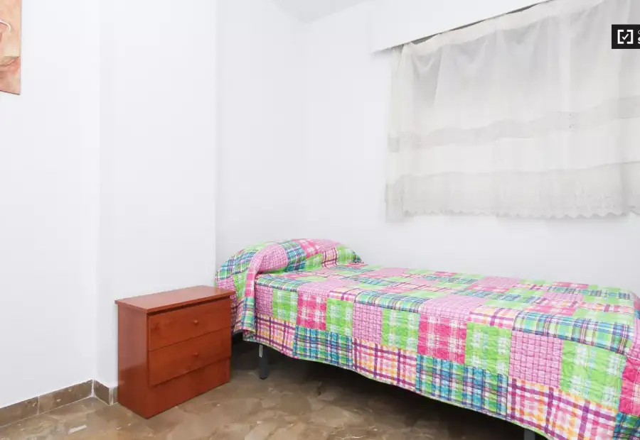 Habitación en un piso compartido de 6 habitaciones en alquiler en Plaza de Toros-Doctores-San Lázaro, ideal para mujeres. en Granada