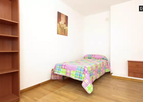 Habitación en un piso compartido de 6 habitaciones en alquiler en Plaza de Toros-Doctores-San Lázaro, ideal para mujeres. en Granada