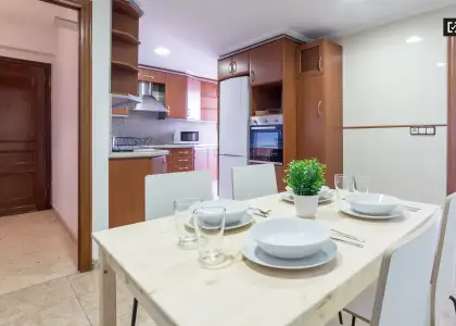 Habitación luminosa con balcón en un apartamento de 5 dormitorios en Camins al Grau en Valencia