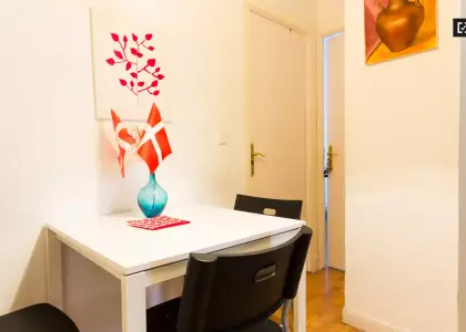 Habitación luminosa con cómoda en piso compartido, Latina en Madrid