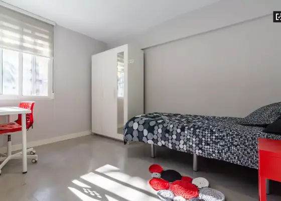 Habitación luminosa con escritorio en piso compartido, Poblats Maritim en Valencia