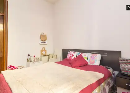 Habitación luminosa con ventana a la calle en piso compartido, Puerta del Sol en Madrid
