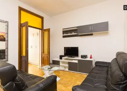 Habitación luminosa con ventana a la calle en piso compartido, Puerta del Sol en Madrid
