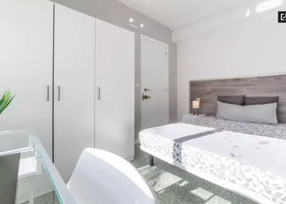 Habitación luminosa en alquiler en un apartamento de 5 dormitorios en El Pla del Real en Valencia