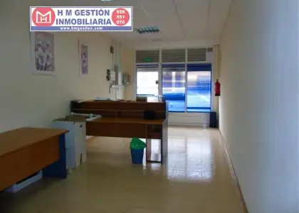 Local comercial con 150 m2, recepción, 4 despachos en excelentes condiciones, patio, almacén, aire acondicionado y mobiliario. Dispone de aseo habilitado para Movilidad Reducida. Ubicado próximo a en Alcázar de San Juan