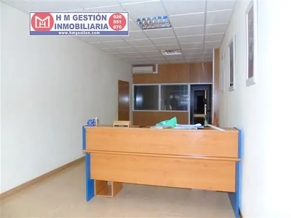 Local comercial con 150 m2, recepción, 4 despachos en excelentes condiciones, patio, almacén, aire acondicionado y mobiliario. Dispone de aseo habilitado para Movilidad Reducida. Ubicado próximo a en Alcázar de San Juan