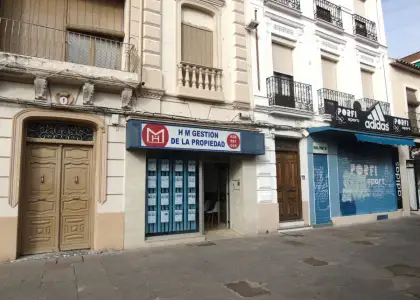 local comercial con escaparate de exposicion y nave a tres calles en Tomelloso