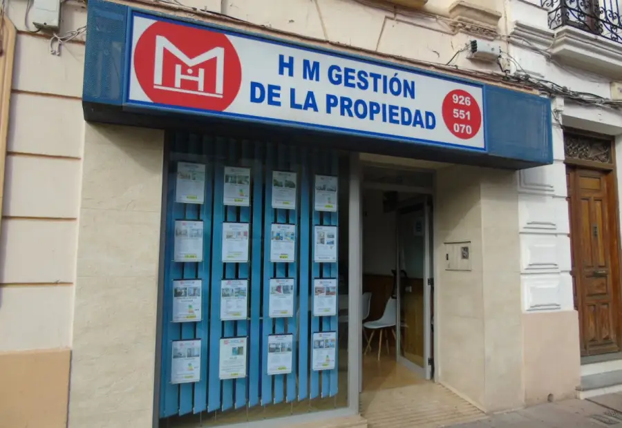 local comercial con escaparate de exposicion y nave a tres calles en Tomelloso