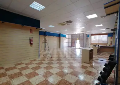 Local comercial construido en nave de 540 metros con licencia de apertura en uso en Alcázar de San Juan