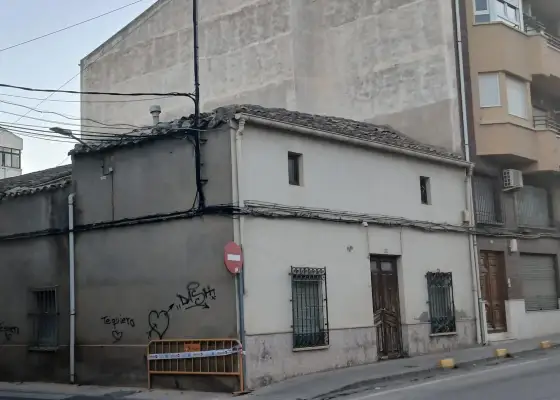 Oportunidad! Casa-solar junto a centro de salud en La Roda