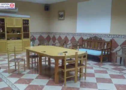 Parcela cercada de 457 m2, 108 m2 construidos. Cuenta con baño completo, salón amplio con Aire Acondicionado, ideal para eventos y reuniones. Barra de bar, porche cenador techado construido con ladr en Villafranca de los Caballeros
