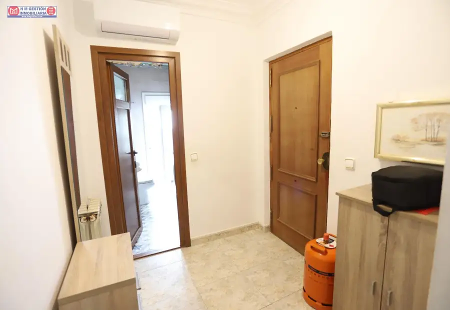 Piso céntrico y amplio, con 3 dormitorios, baño con ducha, aseo, cocina independiente con lavadero y salón comedor con balcón en Alcázar de San Juan