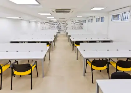 Se alquila habitación en piso compartido de 1 habitación en Ensanche-Zabalgunea, solo estudiantes. en Pamplona