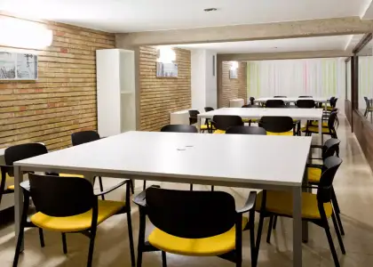 Se alquila habitación en piso compartido de 1 habitación en Ensanche-Zabalgunea, solo estudiantes. en Pamplona