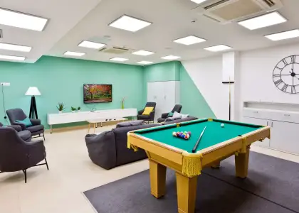 Se alquila habitación en piso compartido de 1 habitación en Ensanche-Zabalgunea, solo estudiantes. en Pamplona