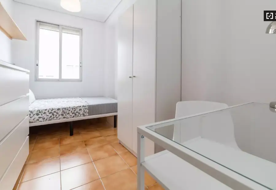 Se alquila habitación en piso compartido de 3 habitaciones en Aiora. en Valencia