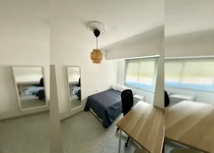 Se alquila habitación en piso compartido de 3 habitaciones en Barrio Alto, todos los gastos incluidos. en Almería